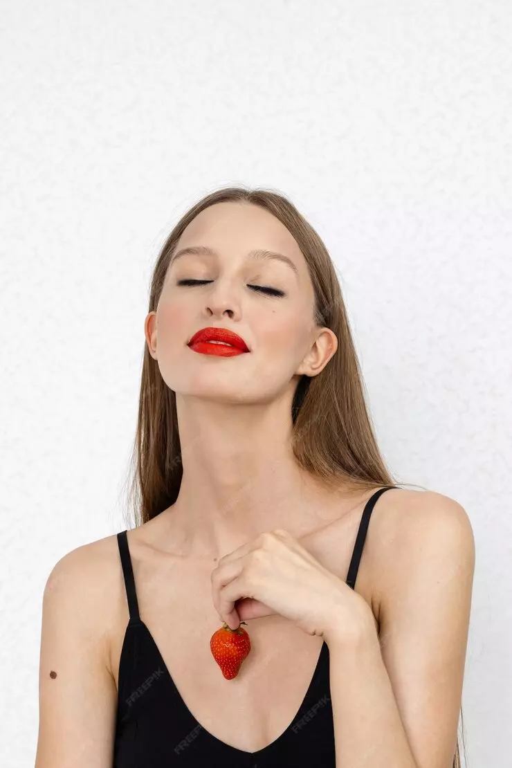 Deepthroat Escort mit roten Lippen und einer Erdbeere