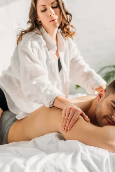 Massage Escort im weißem Hemd